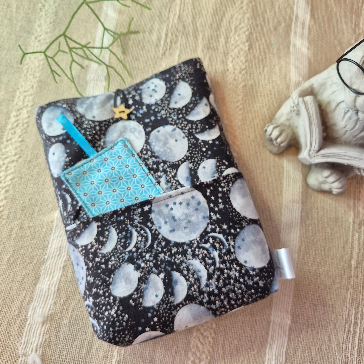 Pochette à livre de poche avec marque page assortie